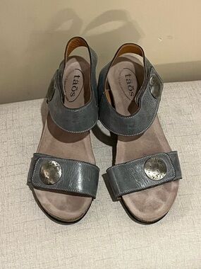 Taos Carousel Gray Leather Slingback Wedges Brushed Silver Medallions, sz 8-8.5